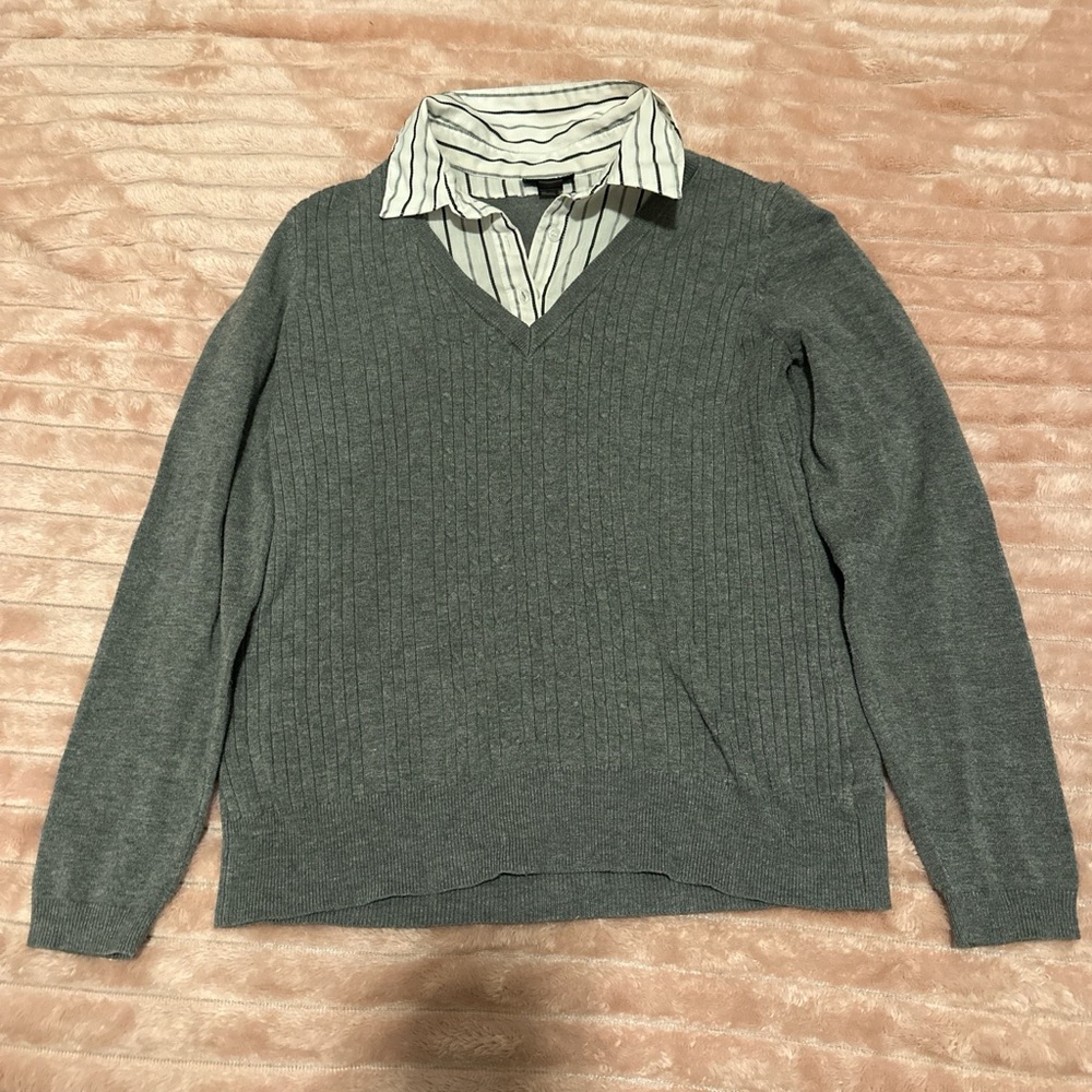 Gray V-Neck Sweater with Rib Texture